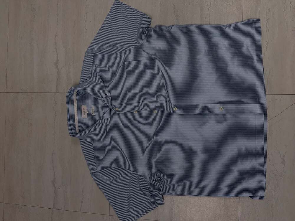 Greg Norman Men's Short Sleeve Blue and White Striped Seersucker Button-Down Shi